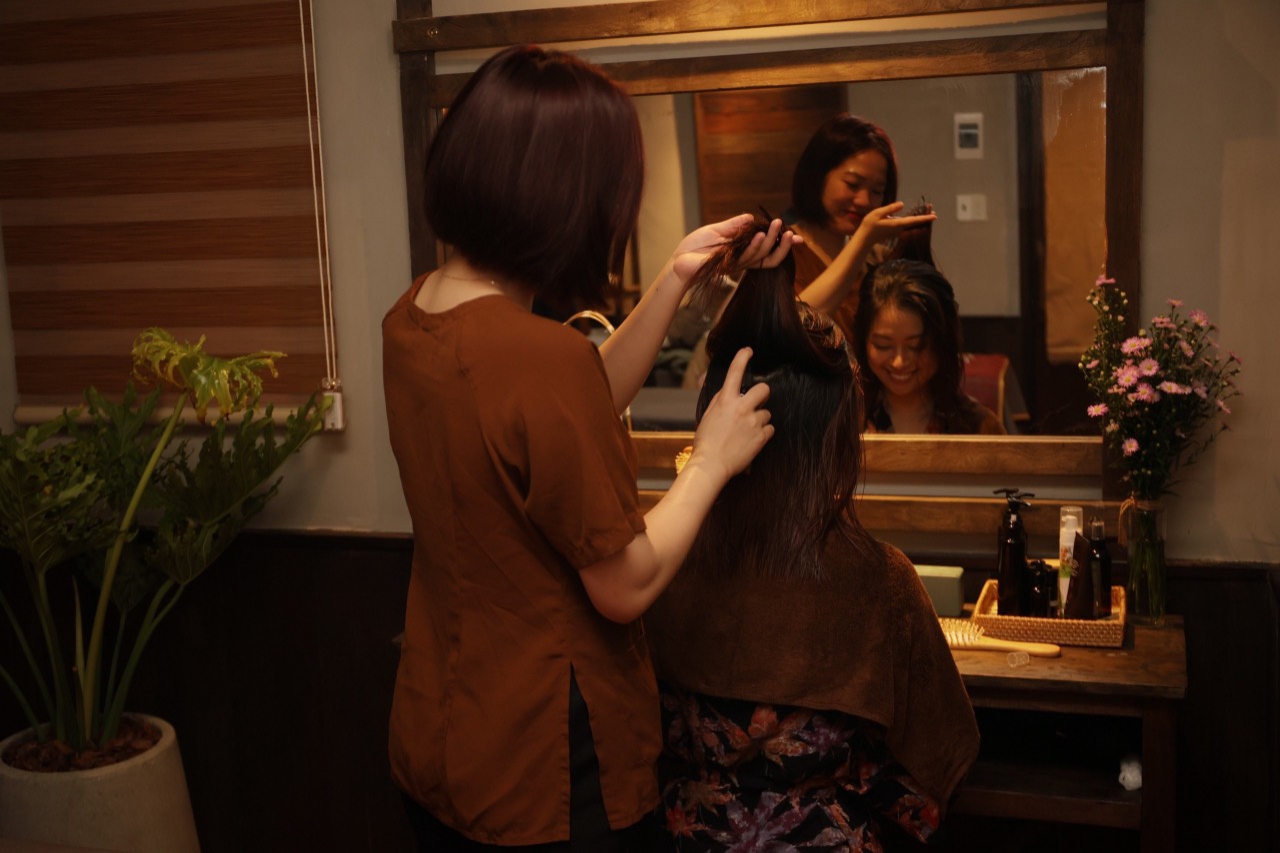 sấy tóc và xịt dưỡng sau liệu trình gội đầu dưỡng sinh