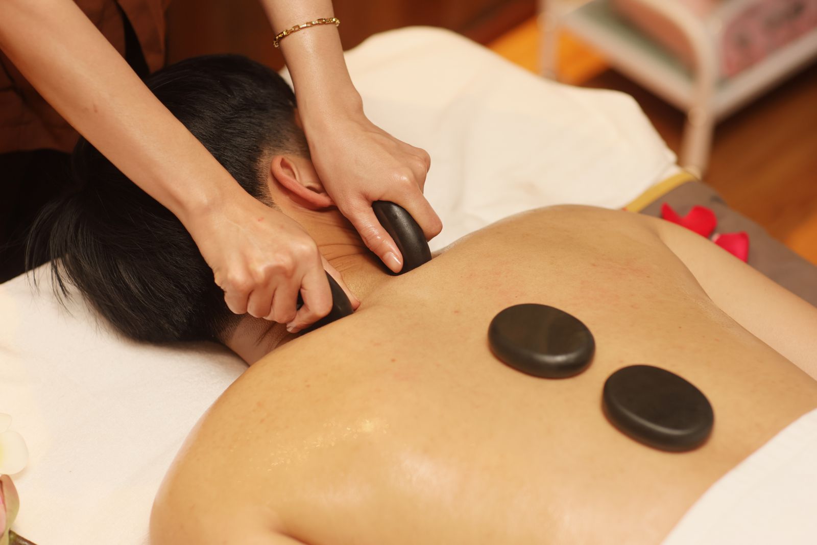 massage đá nóng