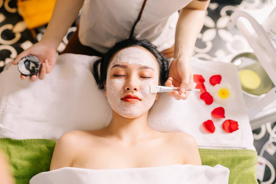 đắp mặt nạ đưa dưỡng chất vào da