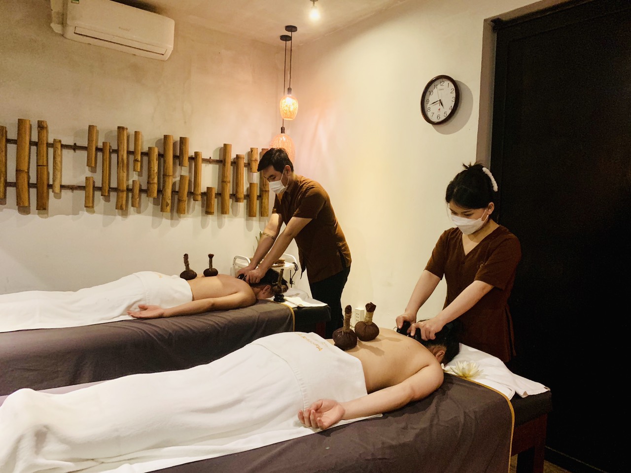 massage đá nóng thảo dược