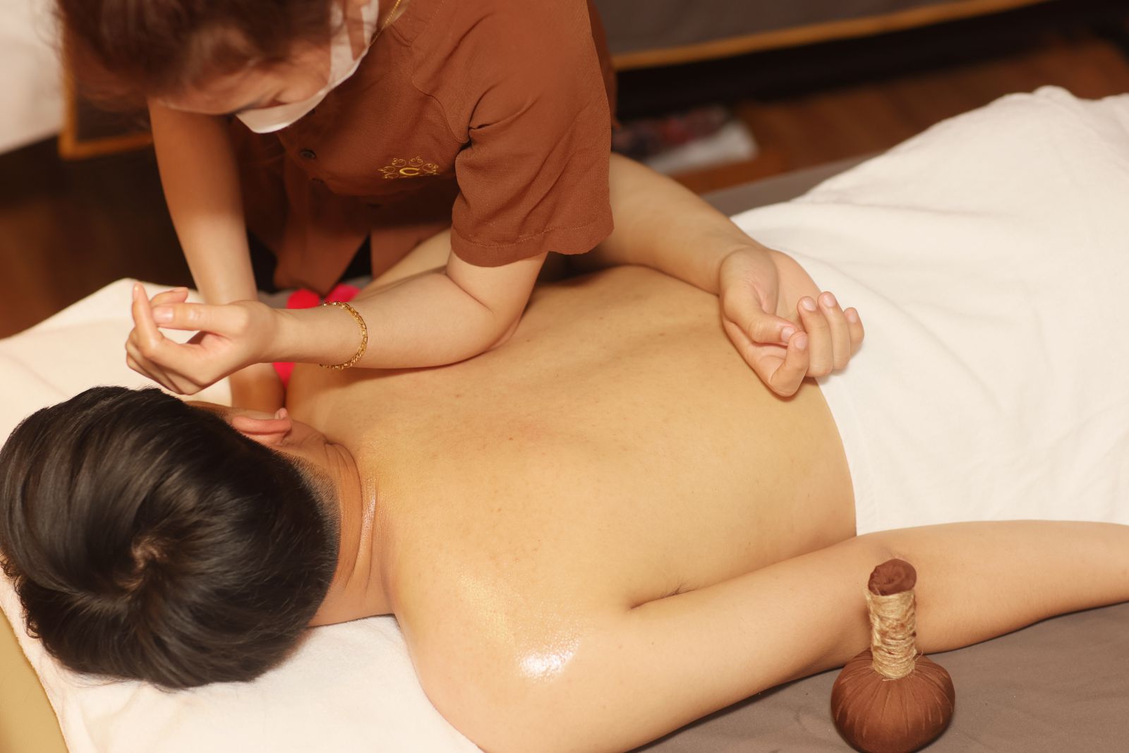 dịch vụ massage mô sâu ấn huyệt nhà Charm spa Đà Nẵng