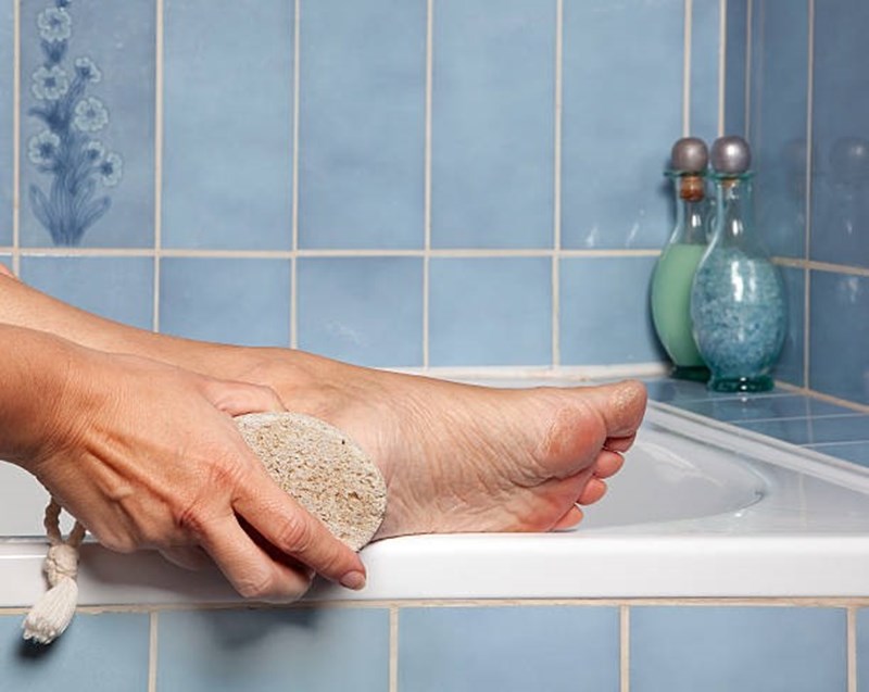 vệ sinh chân và gót chân sạch sẽ